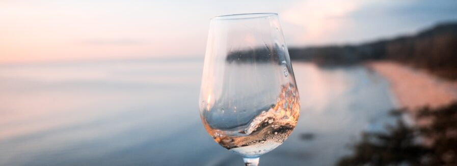 7 Vinos salinos para exprimir el verano