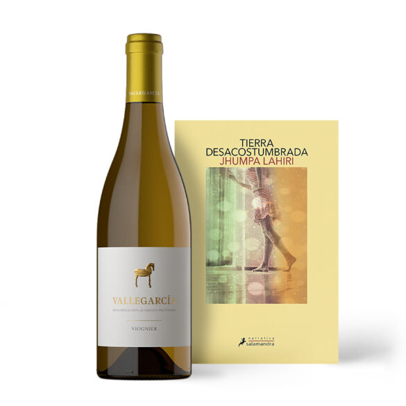 Botella del vino Vallegarcía Viognier y portada del libro Tierra Desacostumbrada