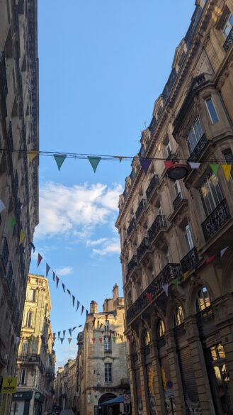 Calle de Burdeos decorada con banderines de colores.