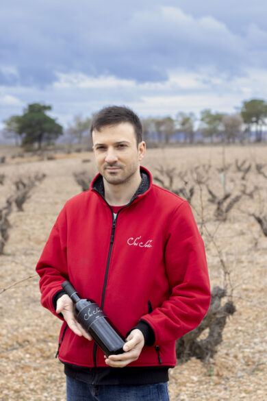 Michael Zaccagnini portando una botella de Sei Solo