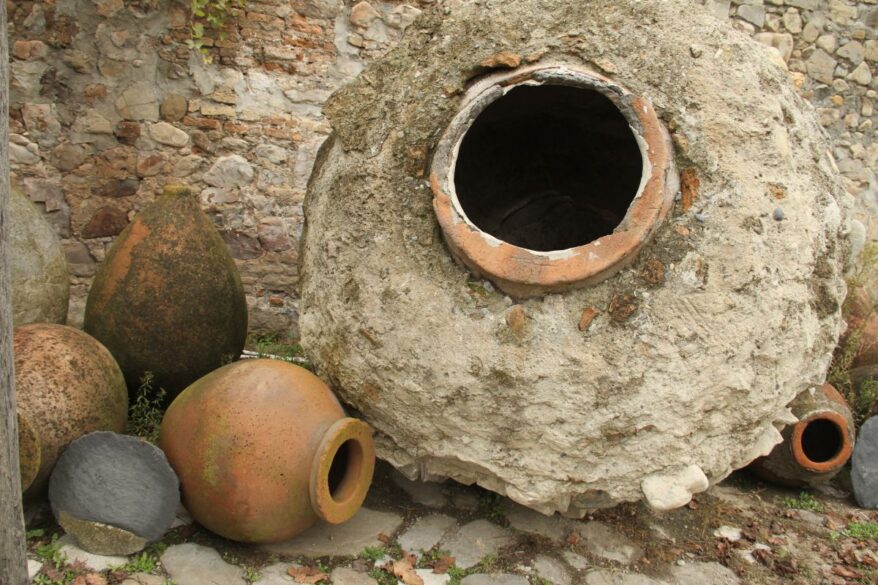 Tinajas enterradas (qvevris) utilizadas en la viticultura tradicional del Cáucaso, en Georgia