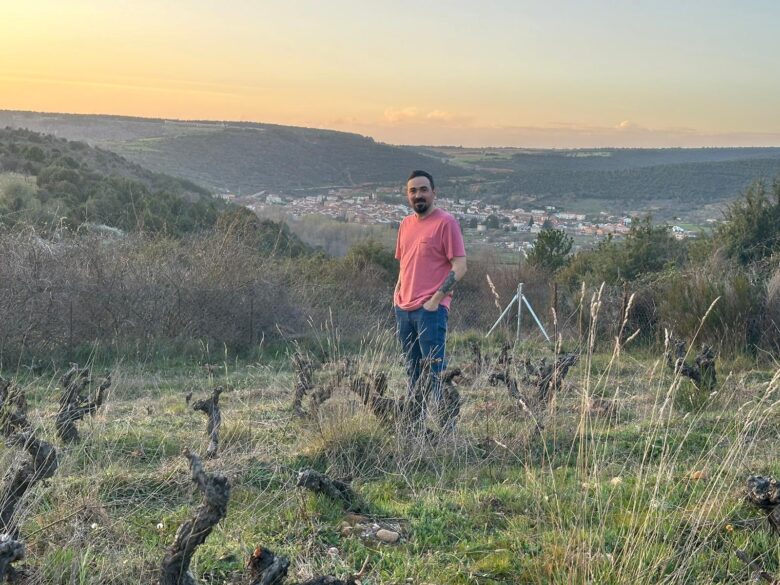 Adrián Alonso de Vinos El Serbal en una de sus parcelas