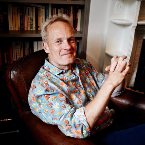 El crítico y periodista inglés Tim Atkin posa para los lectores. 