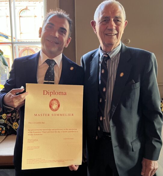 Roberto con el diploma que le acredita como nuevo Master Sommelier