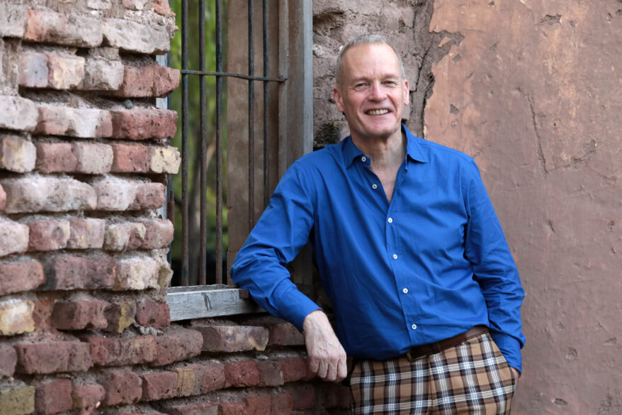 Tim Atkin MW posa sonriente en un descanso de una jornada de cata y puntuación en una bodega de Argentina. 