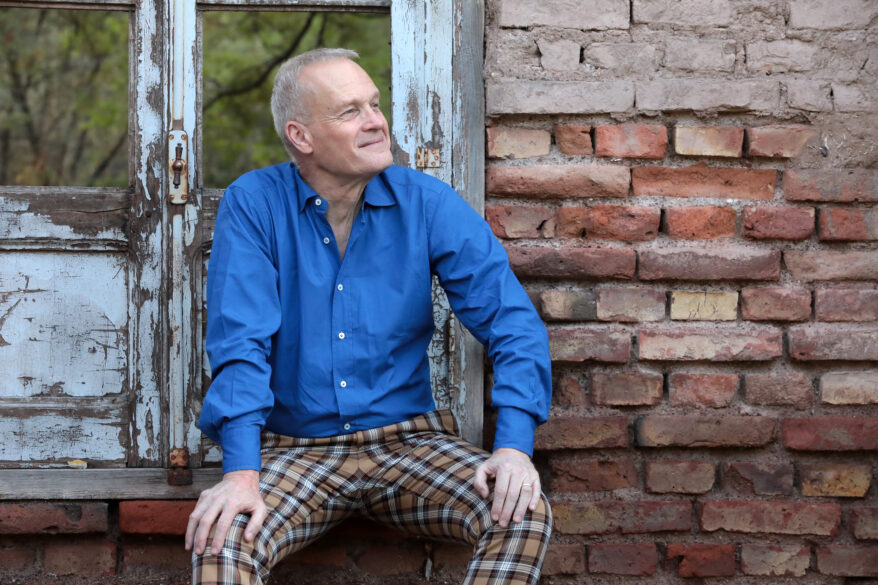 Tim Atkin MW descansando durante un impasse de una jornada de cata. 