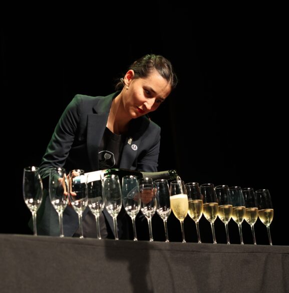 Marta Cortizas participando en un concurso de sumillería