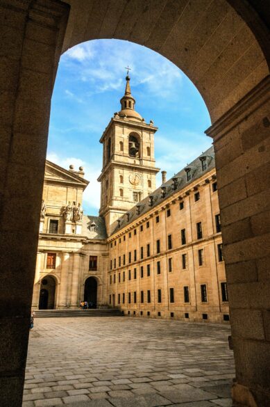 El Escorial desde un arco interior hacia el claustro