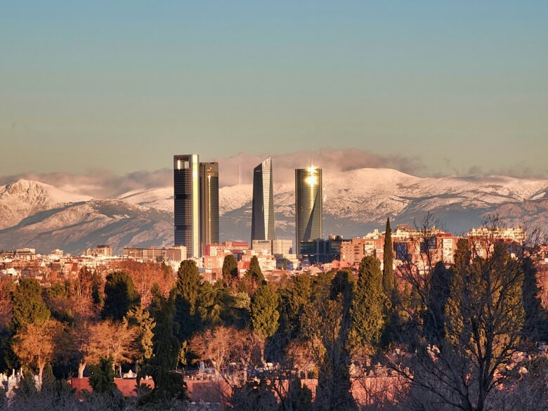 Vista de las Cuatro Torres de Madrid con la sierra nevada al fondo