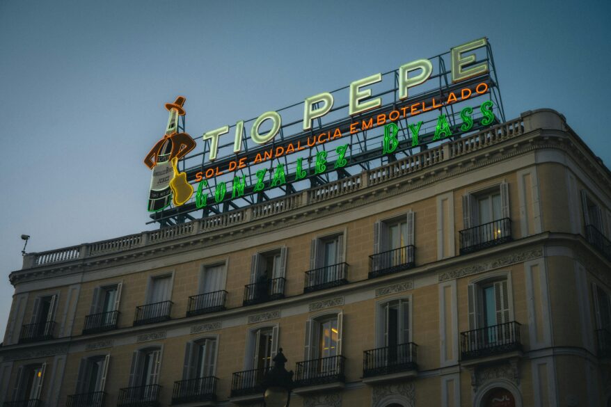 Vista del cartel de Tío Pepe en la Puerta del Sol al atardecer