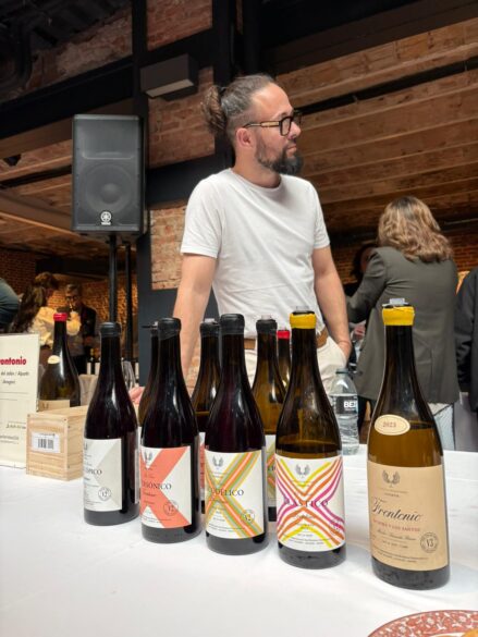 Fernando Mora de Frontonio, junto a sus vinos en La Copa de los Sentidos 2026