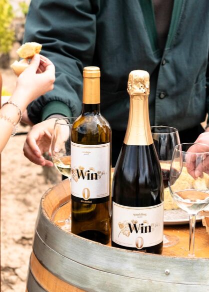 Vinos de la bodega Win sobre un barril durante un aperitivo