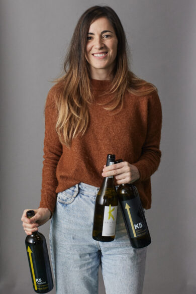 Txakoli: Amaia Argiñano posa con algunas botellas de los vinos de su bodega K5, ubicada en Getaria