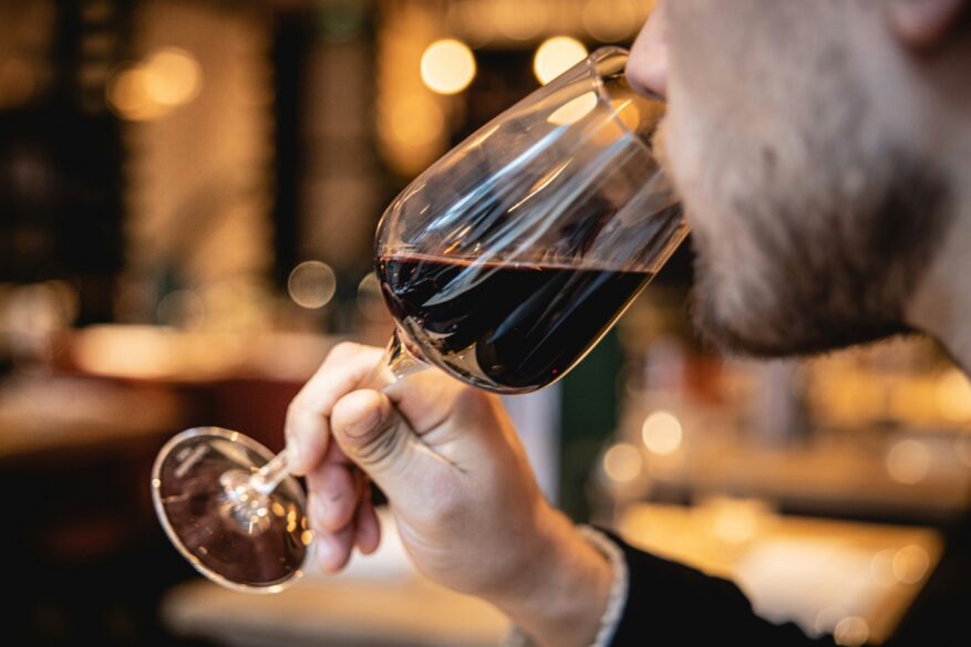 Defectos del vino: hombre bebiendo una copa de vino tinto