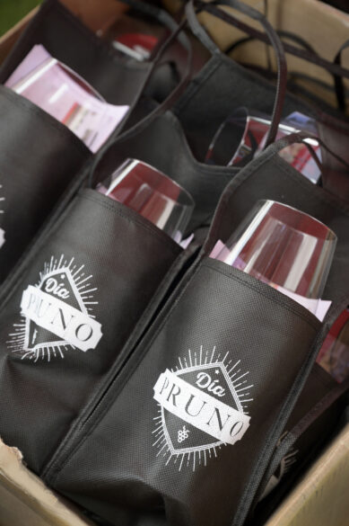 Copas del festival Día Pruno en bolsas para su transporte