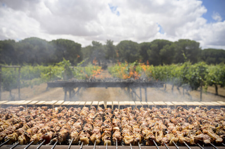 Espetos cocinándose a la brasa en el inmenso pinar de Finca Villacreces durante el Día Pruno