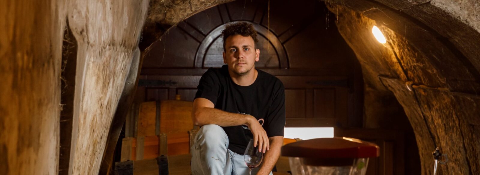 El enólogo y viticultor argentino Manu Michelini posa entre las barrricas de su bodega Dominio del Challao en Rioja Alavesa