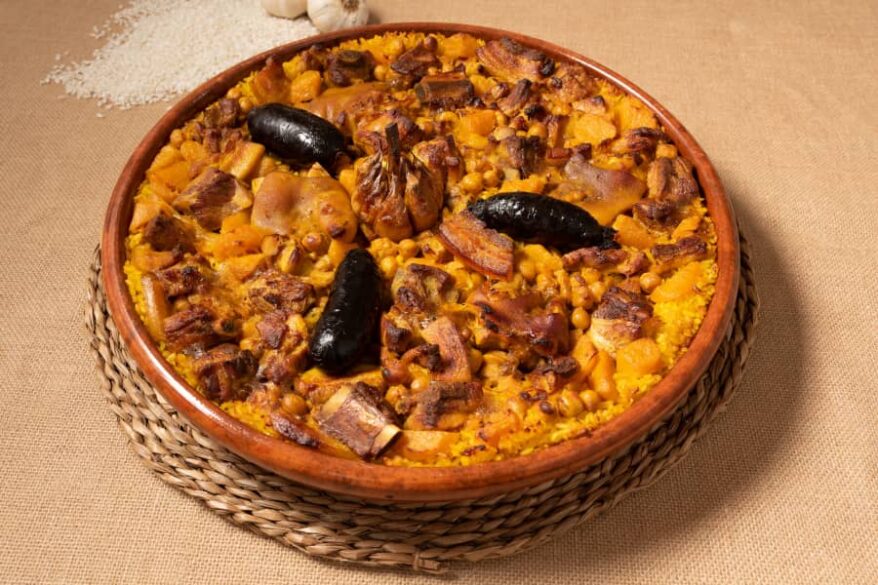 Cazuela de barro con arroz al horno 