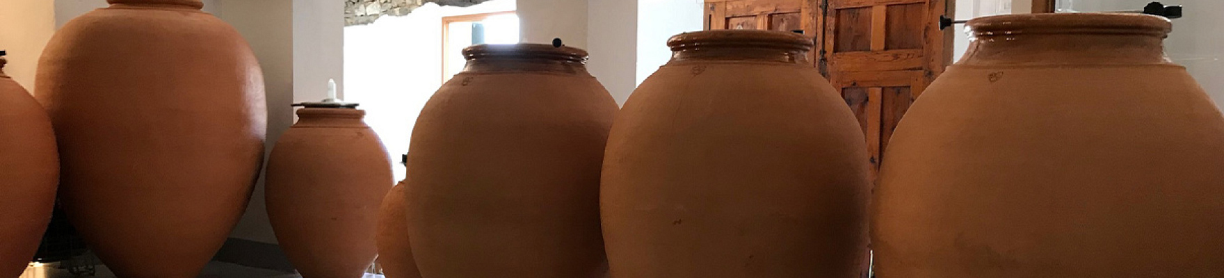Vasijas de barro que utilizan para la crianza en Baldovar 923