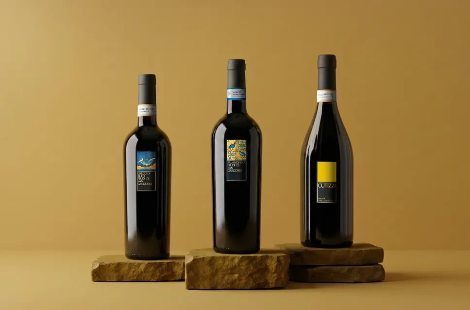 Botellas de vino de la bodega Feudi di San Gregorio