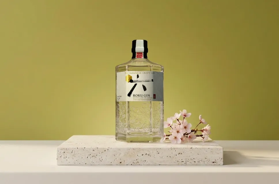Botella de ginebra Roku Gin