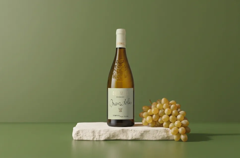 Botella de vino Oremus Mandolás 2023