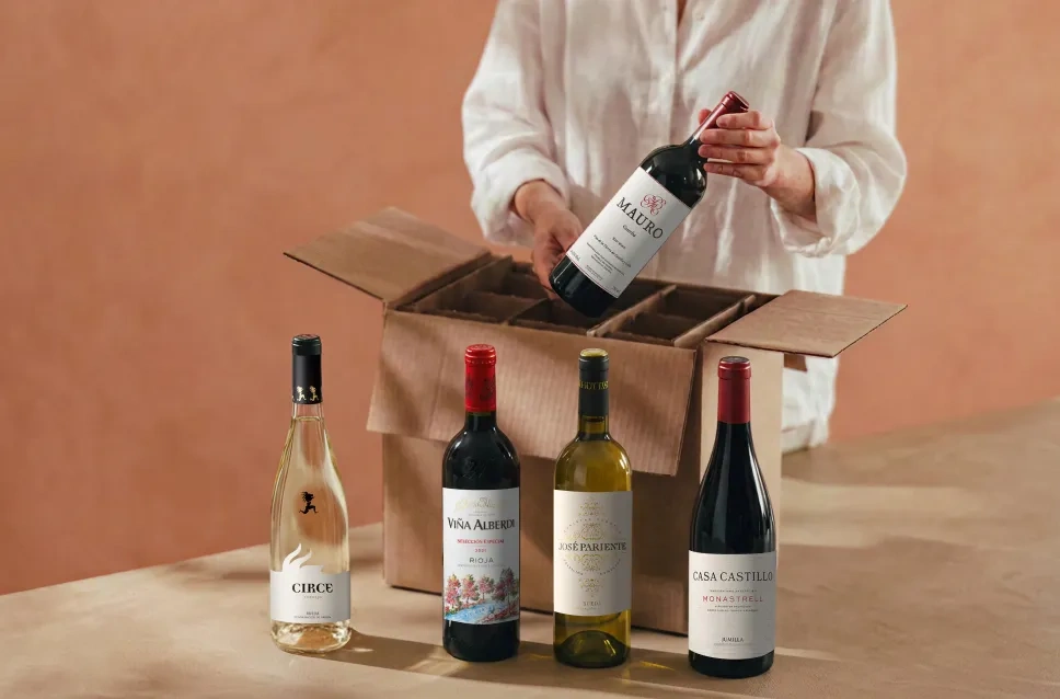 Caja con botellas de vino por promoción de envíos gratis