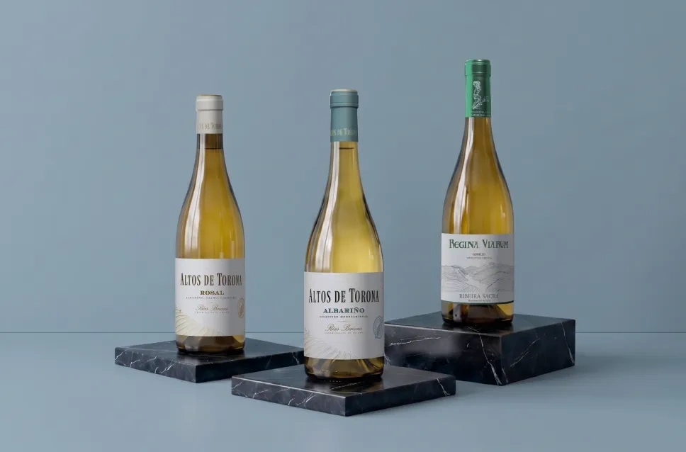 Botellas de vino de las bodegas Regina Viarum y Altos de Torona