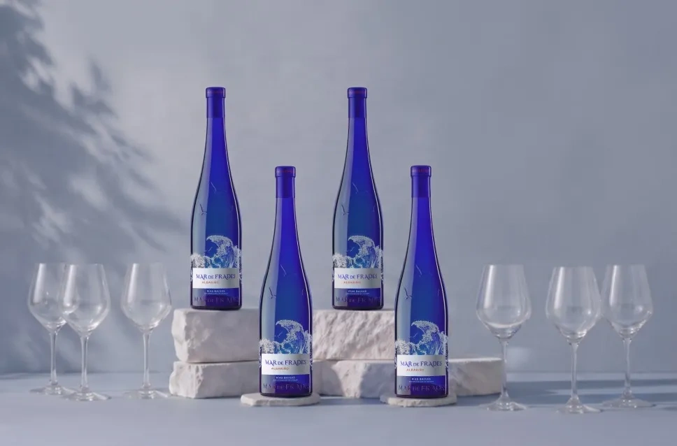 Pack de cuatro botellas de vino Mar de Frades Albariño y seis copas de regalo