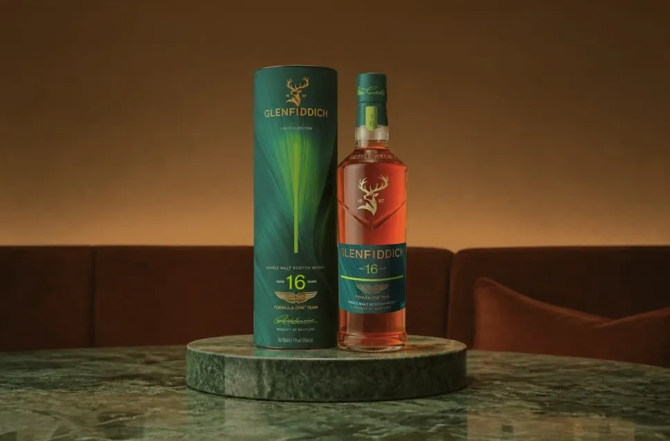 Botella y estuche de whisky Glenfiddich 16 Aston Martin F1™ Limited Edition 2026