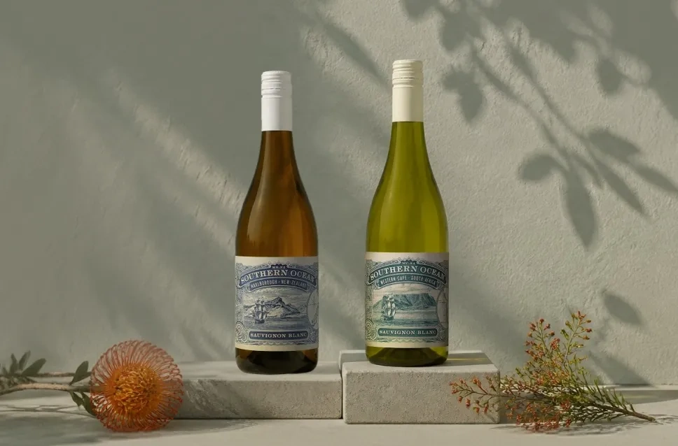 Botellas de Sauvignon Blanc de Nueva Zelanda y Sudáfrica