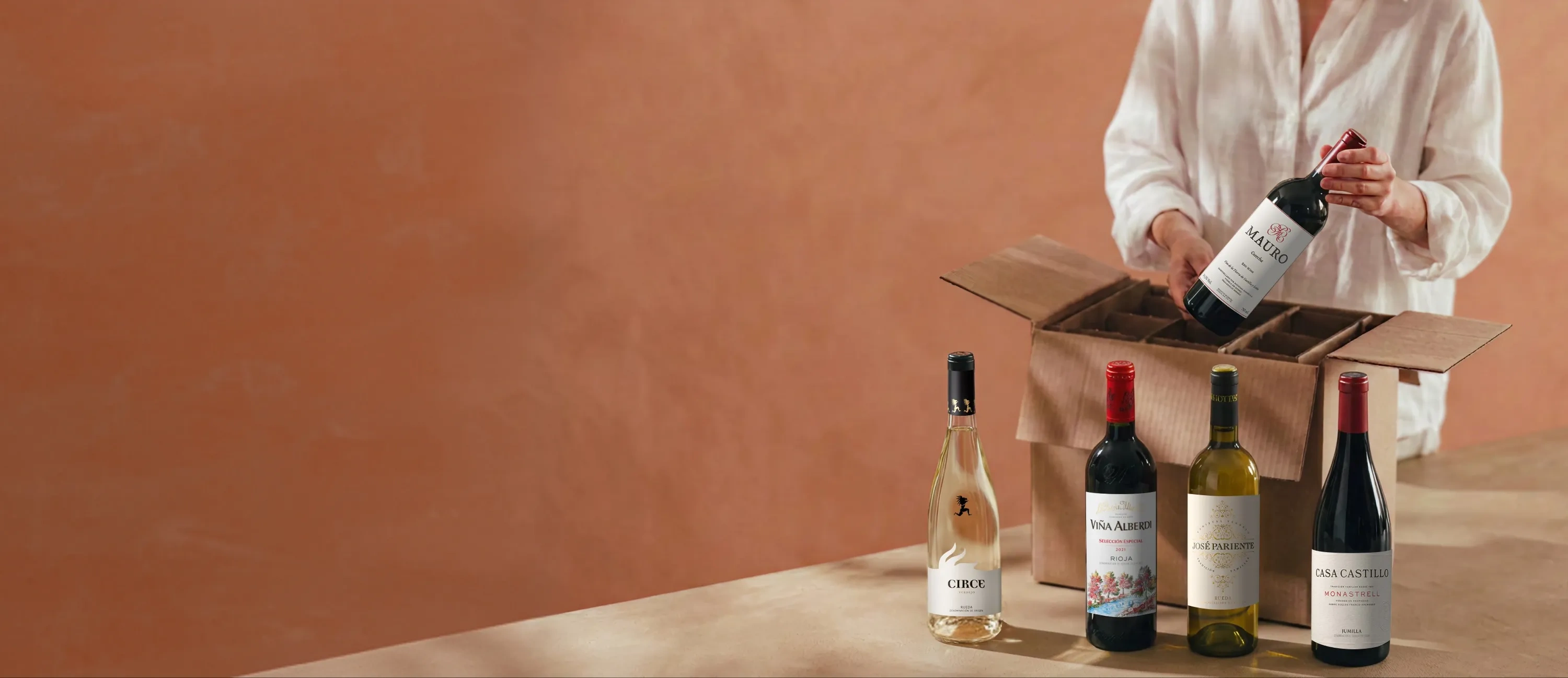Caja con botellas de vino por promoción de envíos gratis