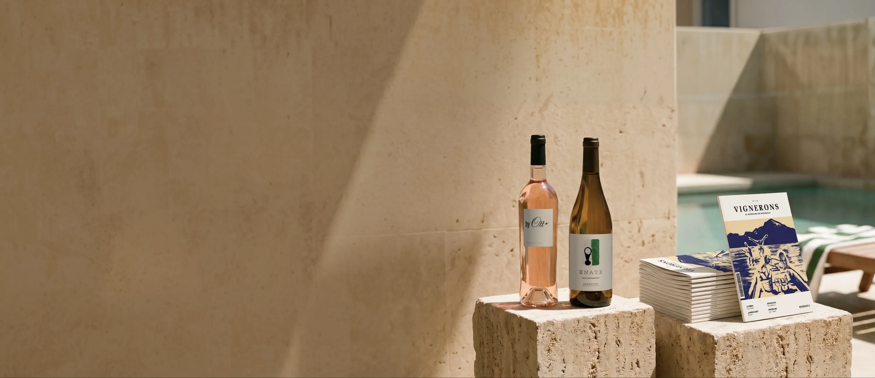 Magazine de verano de Bodeboca junto a botellas de vino