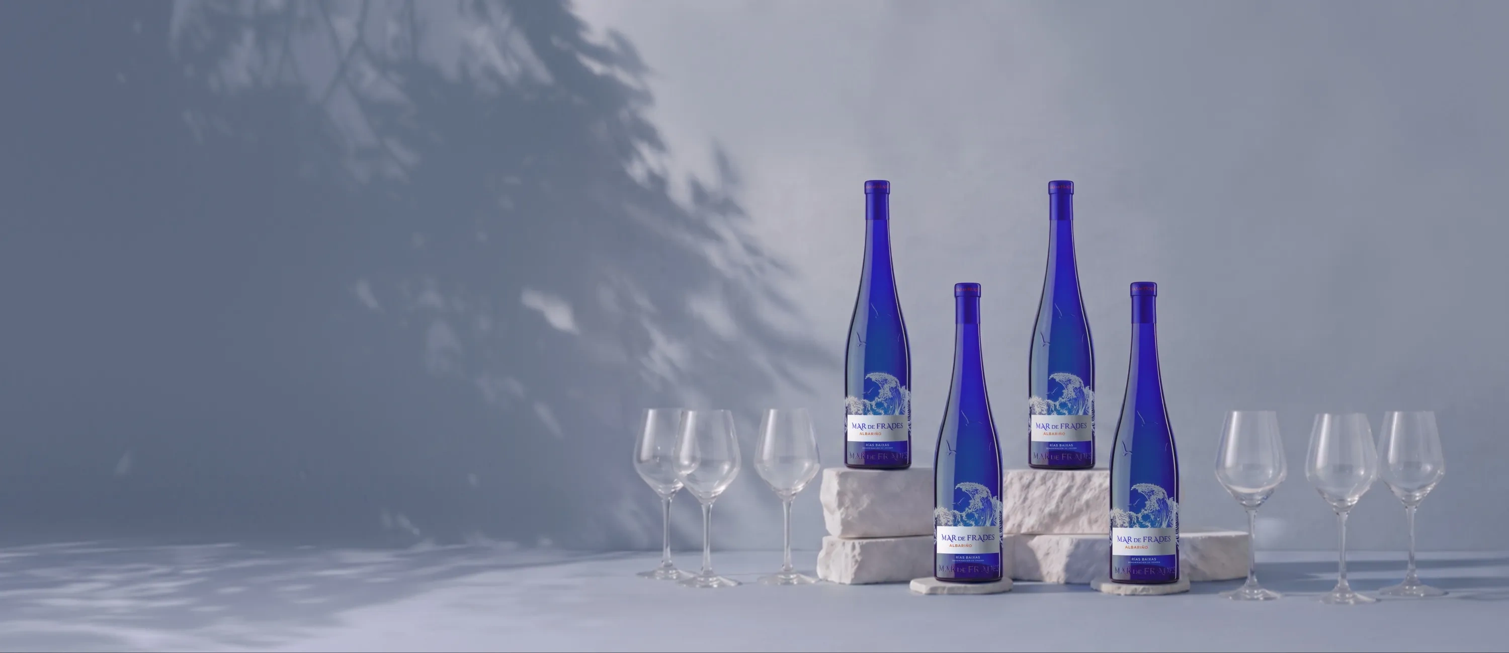 Pack de cuatro botellas de vino Mar de Frades Albariño y seis copas de regalo
