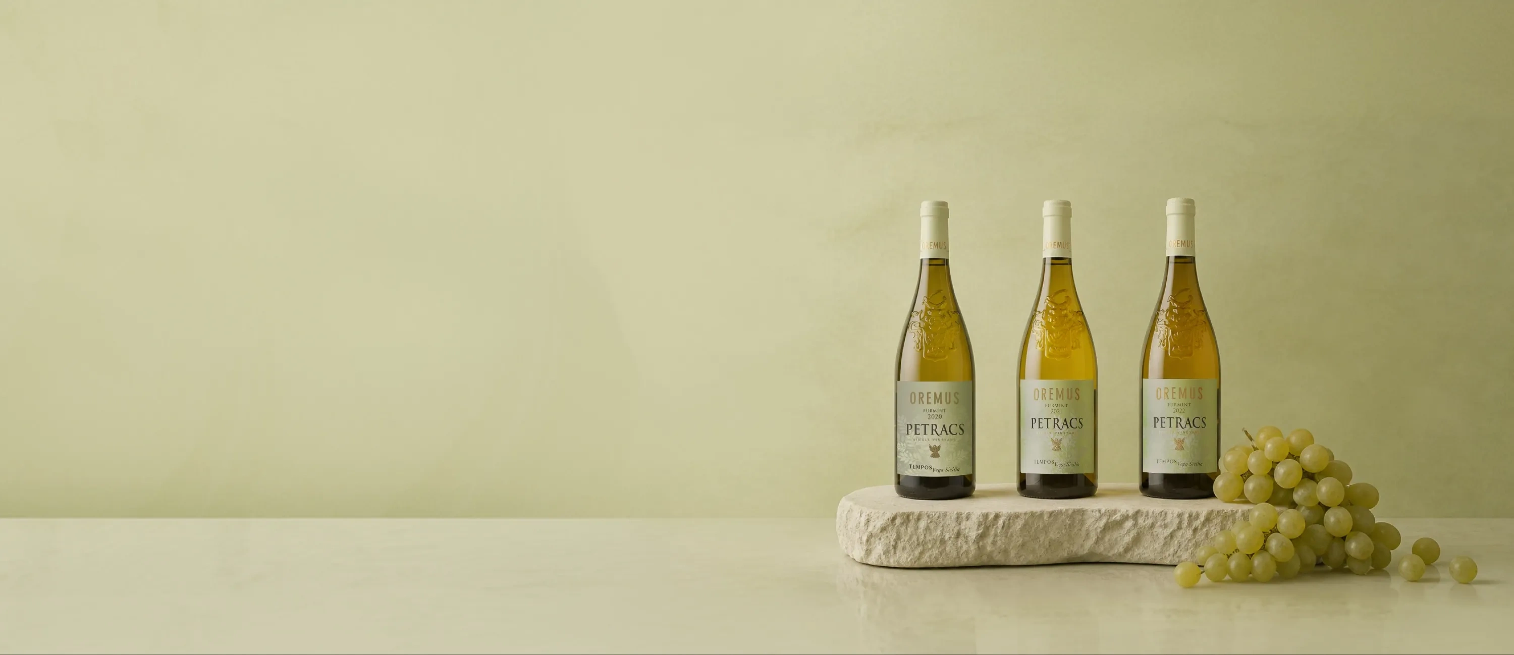 Botellas de vino Oremus Petracs de las añadas 2020, 2021 y 2022