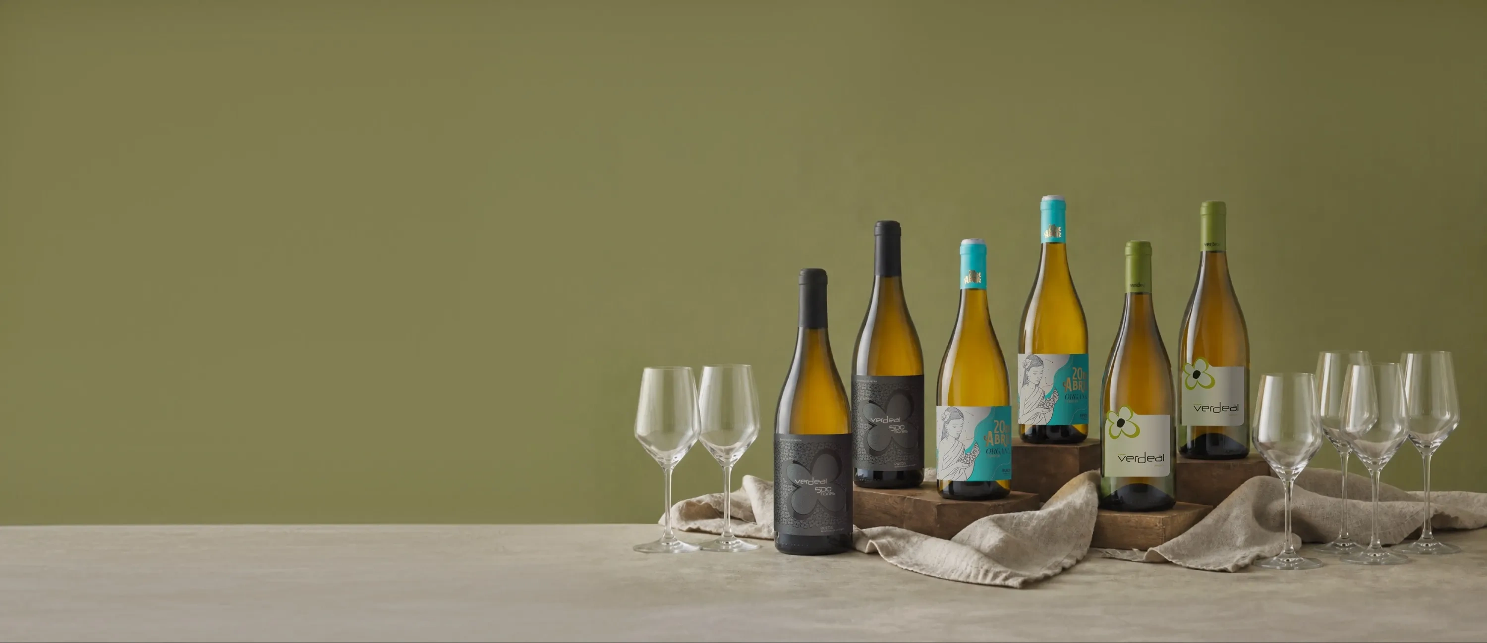 Pack de botellas de vino de la bodega Verdeal y copas de regalo