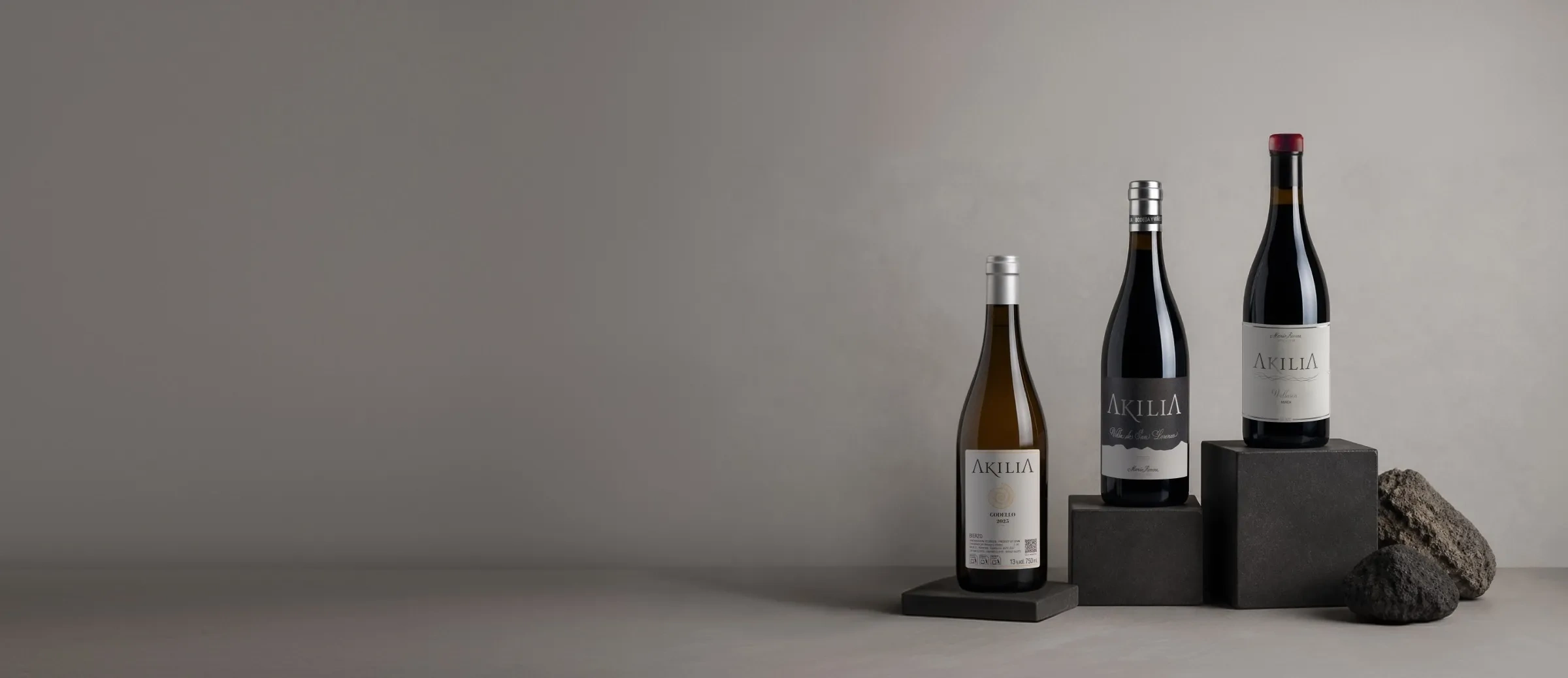 Botellas de vino de la bodega Akilia