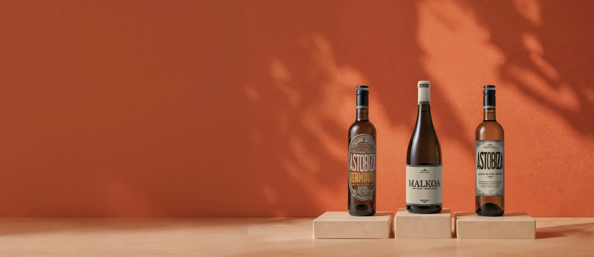 Botellas de vino de la bodega Astobiza