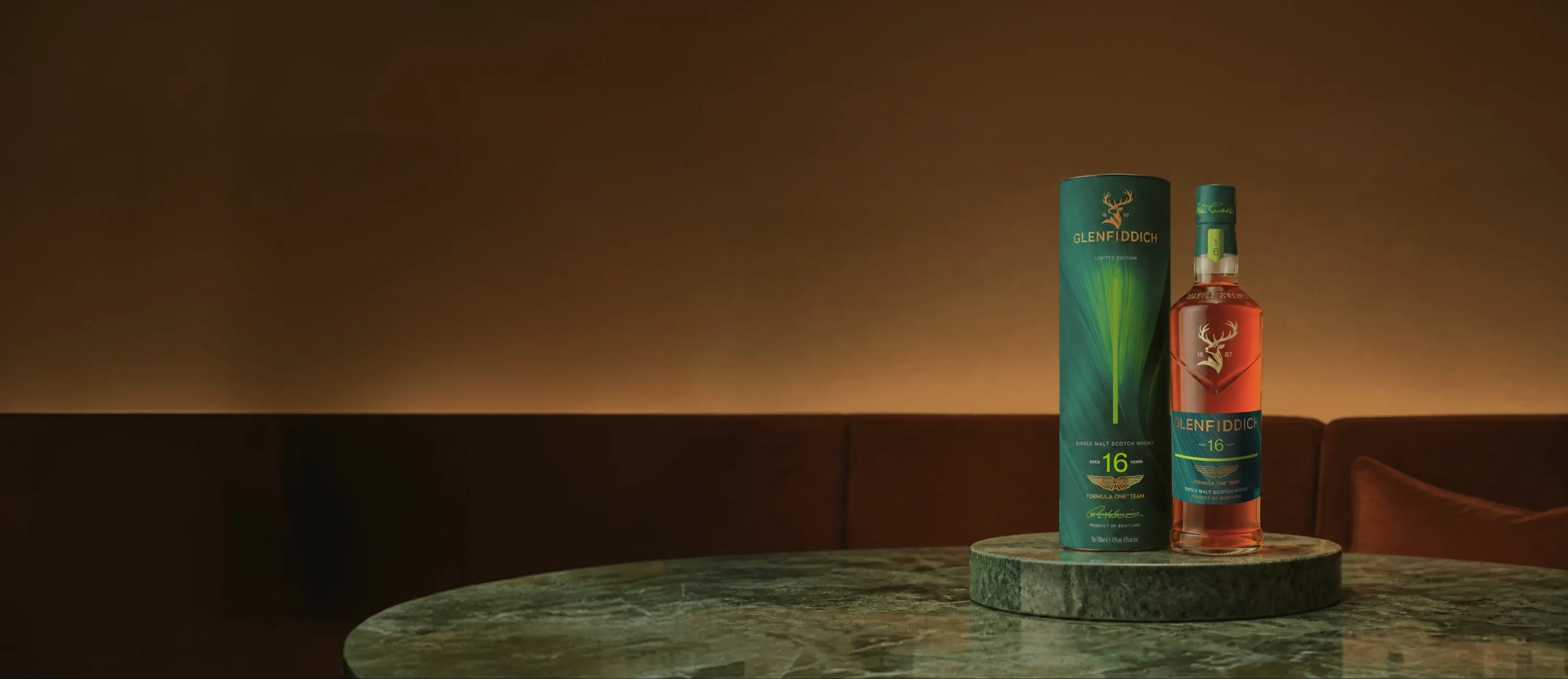 Botella y estuche de whisky Glenfiddich 16 Aston Martin F1™ Limited Edition 2026