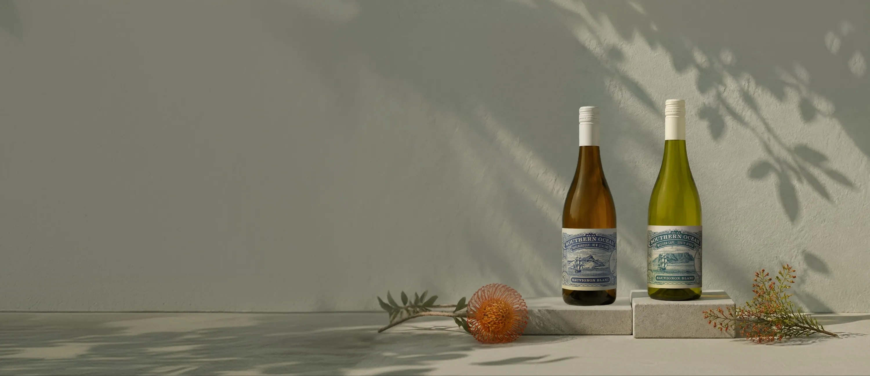Botellas de Sauvignon Blanc de Nueva Zelanda y Sudáfrica