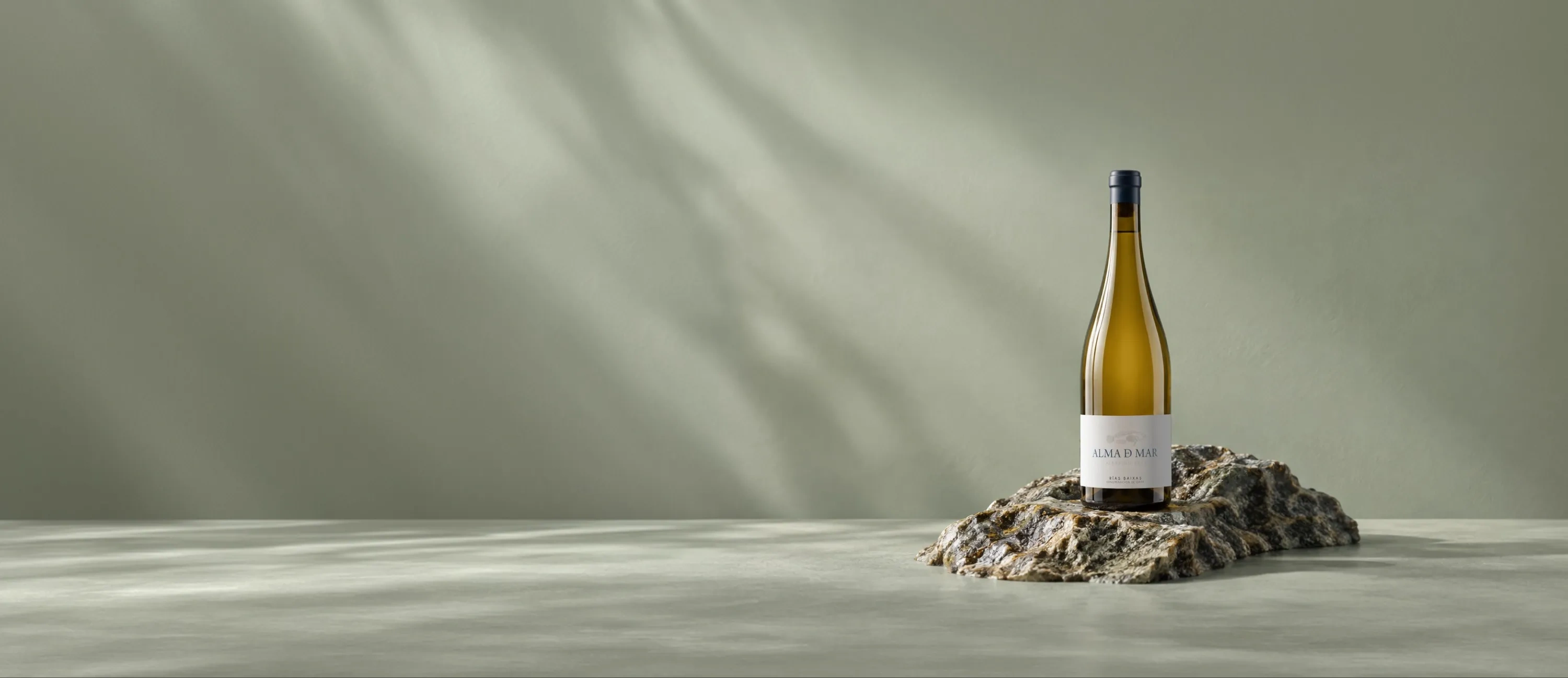 Botellas de vino de la bodega Albamar