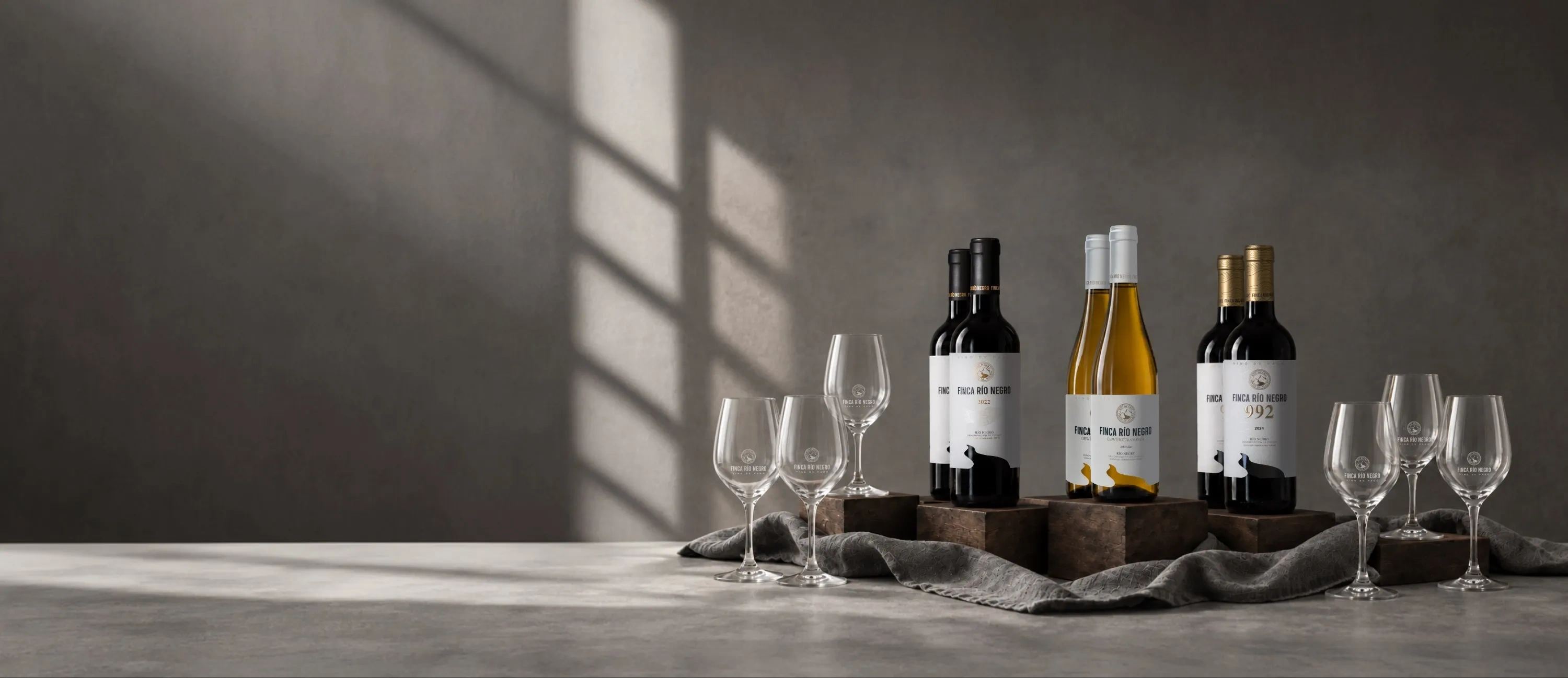 Botellas de vino de la bodega Finca Río Negro con copas gratis