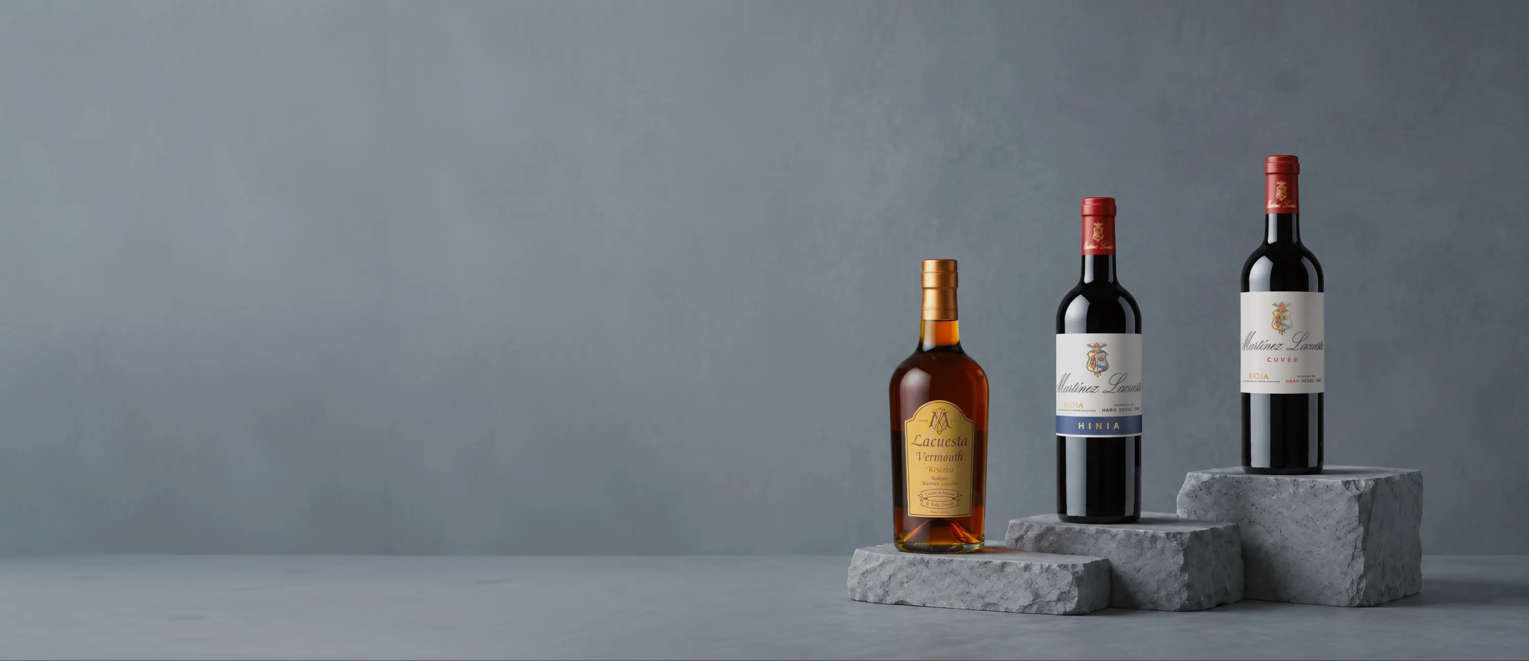 Botellas de vino y vermut de la bodega Martínez Lacuesta
