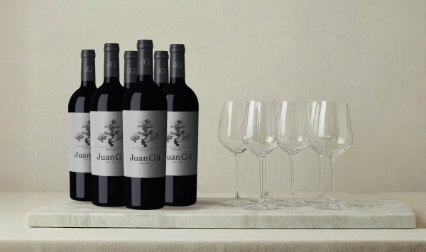 Juan Gil Etiqueta Plata con copas de regalo