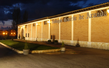 Vista nocturna del edificio de García de Aranda