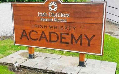 Cartel de la Academia del whisky irlandés