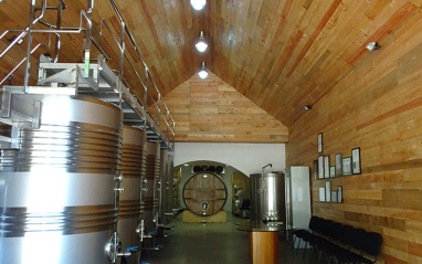 Interior de bodega forrada en madera