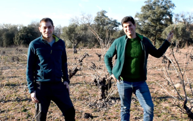 Aitor Paul, sumiller en Lavinia y David Villamiel, viticultor originario de Mént