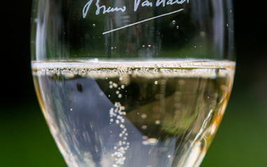 Una copa Bruno Paillard con uno de sus vinos.