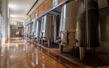 Sala de tanques de acero inoxidable de Château Barde Haut 